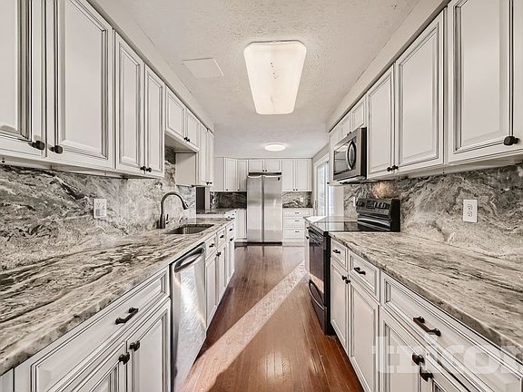 4th image of 7 Randolph Springs Ct