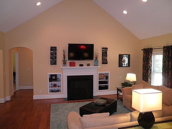 2nd image of 105 White Poplar Dr
