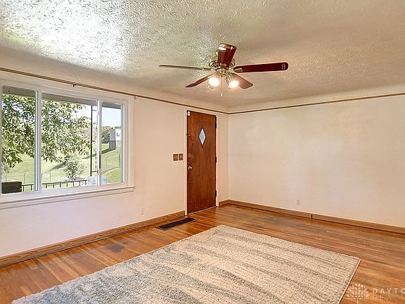 4th image of 1470 Darst Ave