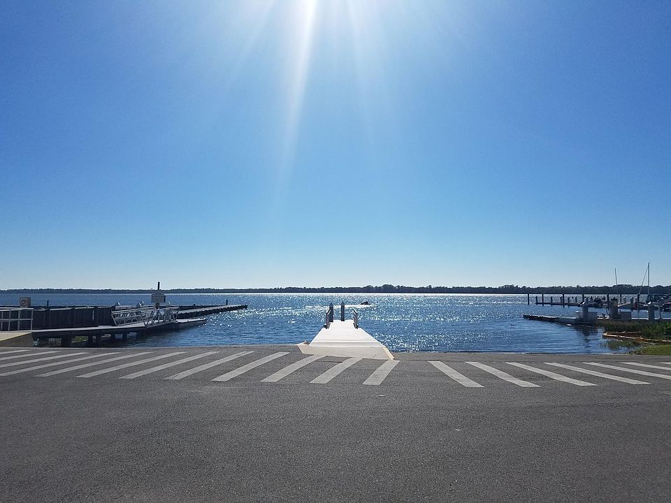 3 short blocks to the WATERFRONT