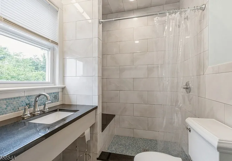 35 Montrose Ave — Photo 9