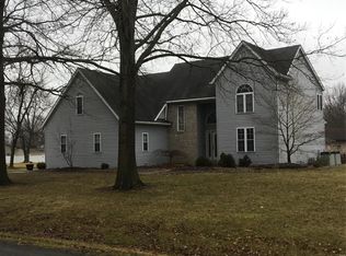 817 S Wood St, Staunton, IL 62088