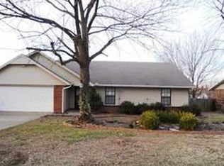815 S Riviera Dr, Rogers, AR 72758