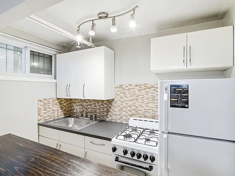 285 S Lincoln — Photo 15