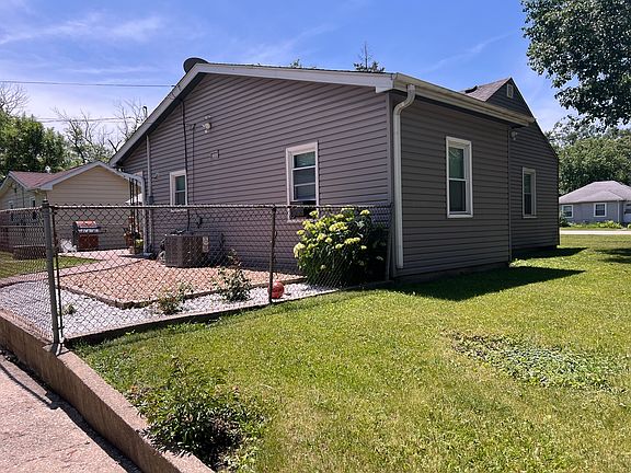 3rd image of 2057 Emerson Ave