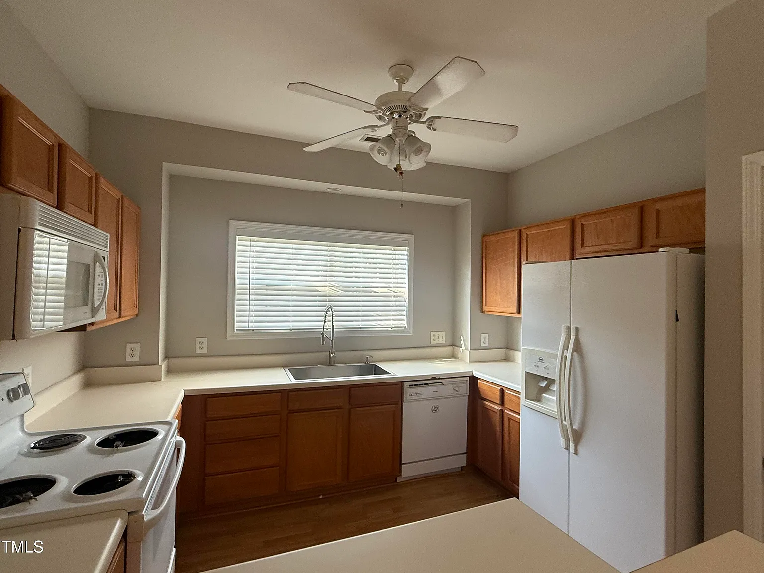 3 bed, 2.5 bath, 1476 sqft, $2,100 — Photo 3