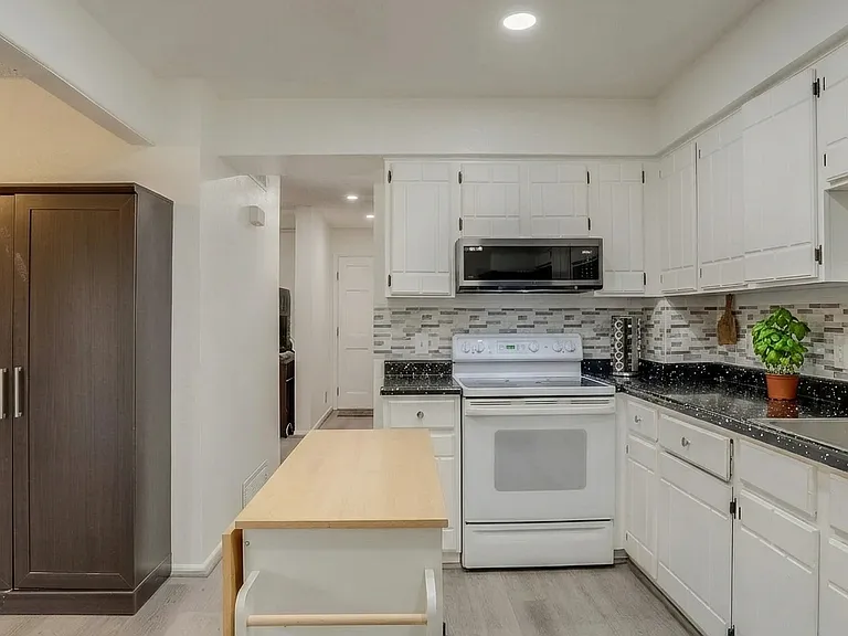 11646 Lincoln St — Photo 44