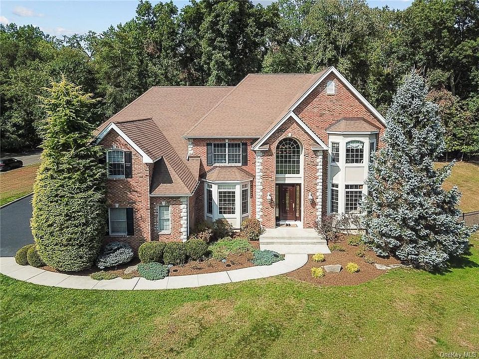 1st image of 22 Charnwood Dr