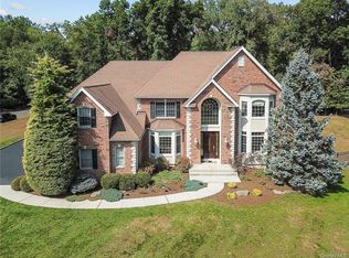 22 Charnwood Dr, Suffern, NY 10901
