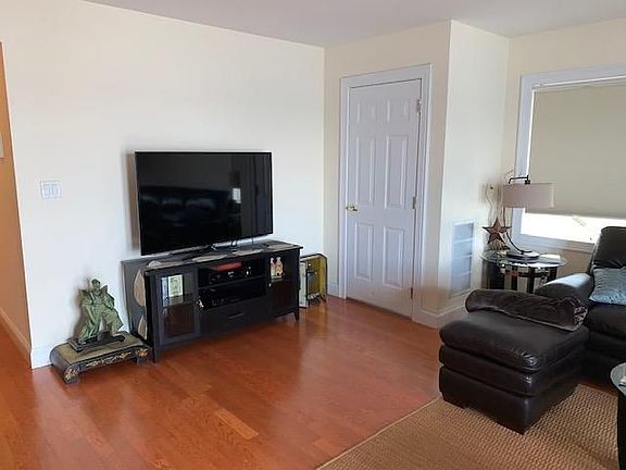5th image of 852 Dean Ave