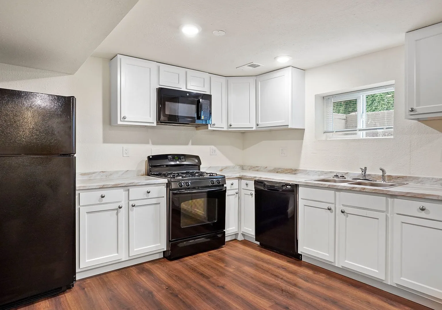 982 S Sheridan Blvd #6 | 1 Month Free & Tv Special - Renovated 2br/1ba With A/C! — Photo 2