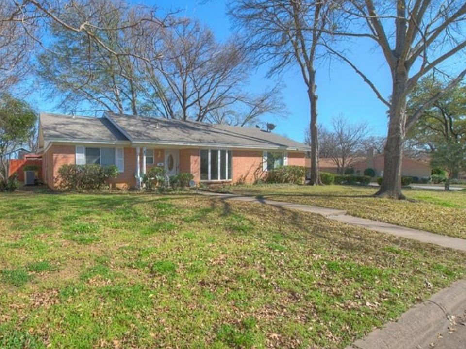 1st image of 801 Canyon Ridge Dr