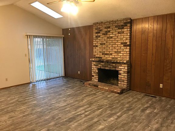 4th image of 409 Curtwood Ct