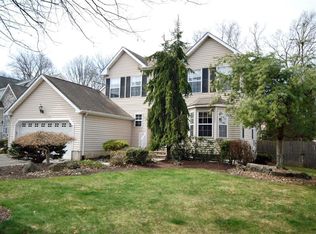 13 Labrador Dr, Kendall Park, NJ 08824