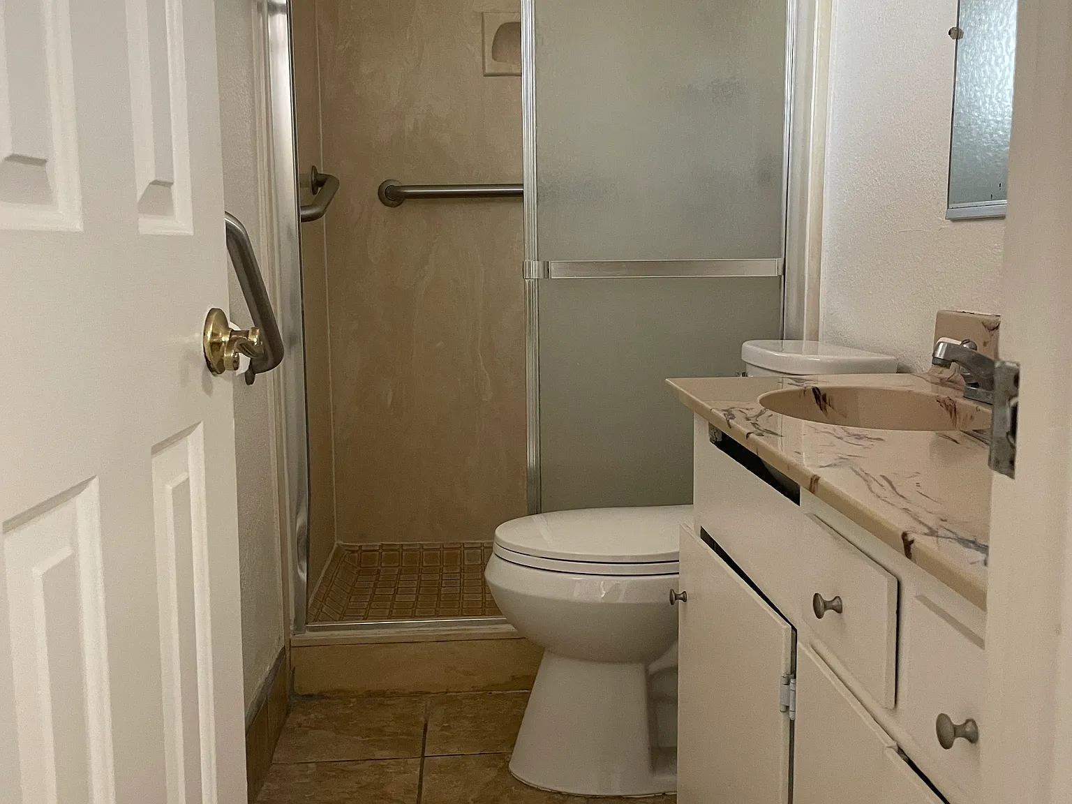 6 bed, 2365 sqft, $1,200 — Photo 4