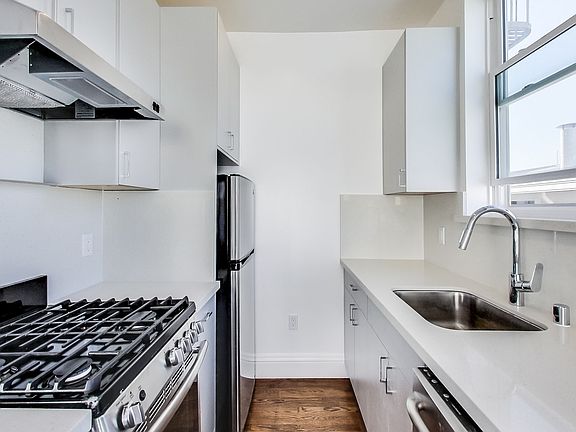 3rd image of 2975 Van Ness Ave APT 14