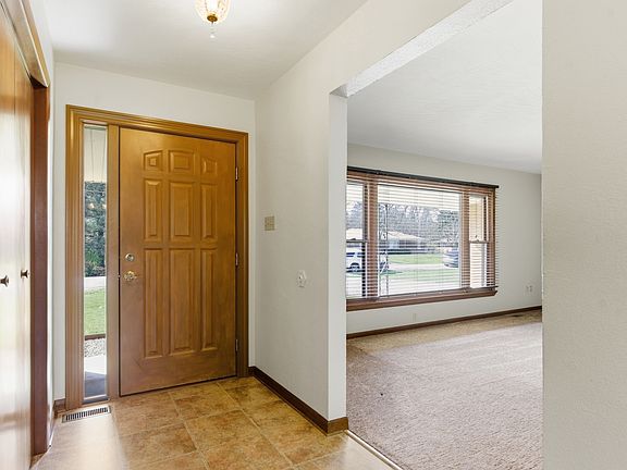 5th image of 14 Knollwood Pl