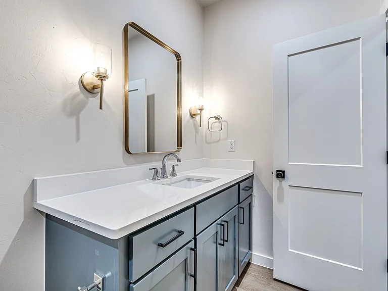 610 W 2nd St #100 — Photo 26