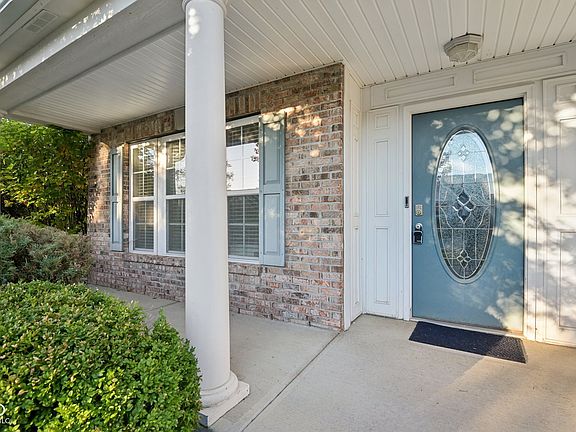 3rd image of 561 Plainville Dr