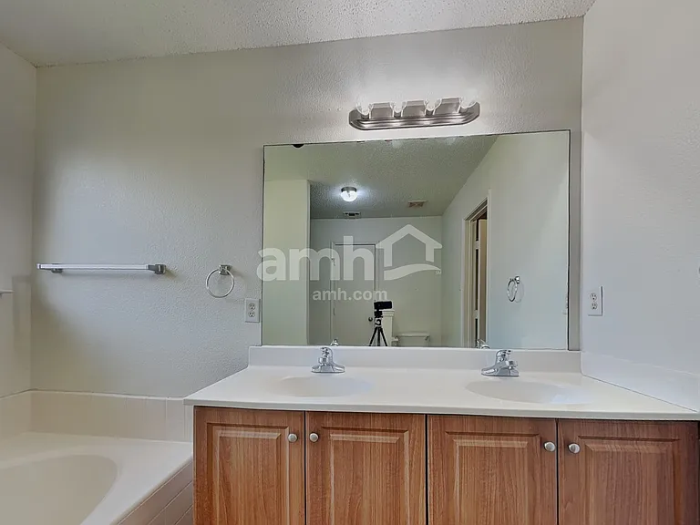 818 La Sierra Ct — Photo 9