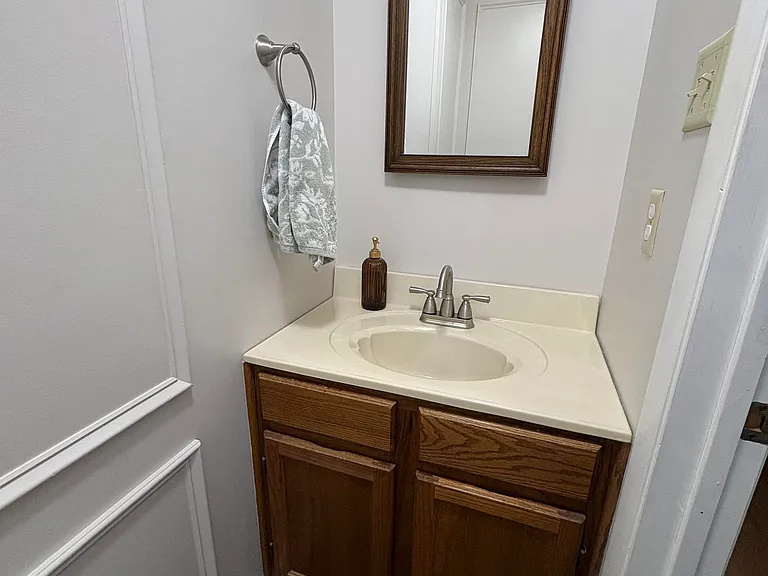 2517 Hawthorne Dr — Photo 9