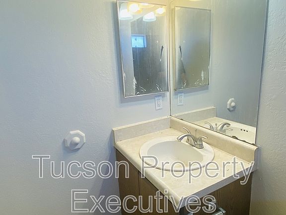 4th image of 660 S Tucson Blvd #114