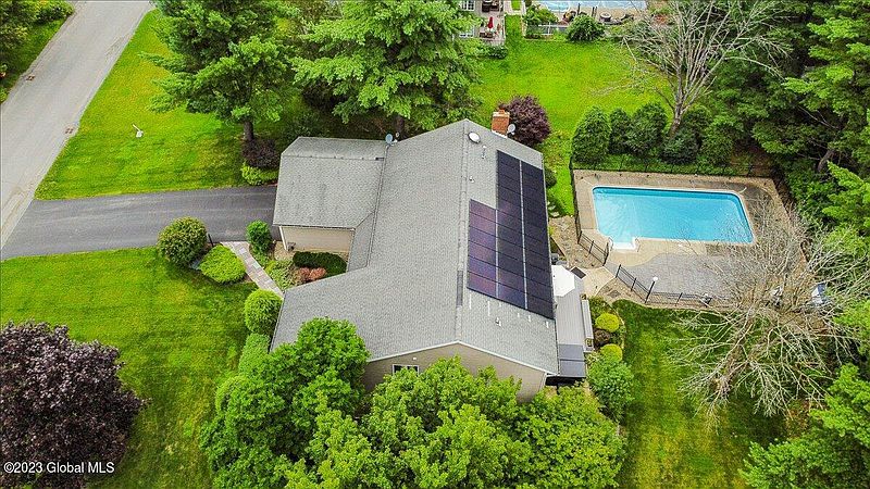 2nd image of 1062 Valerie Drive