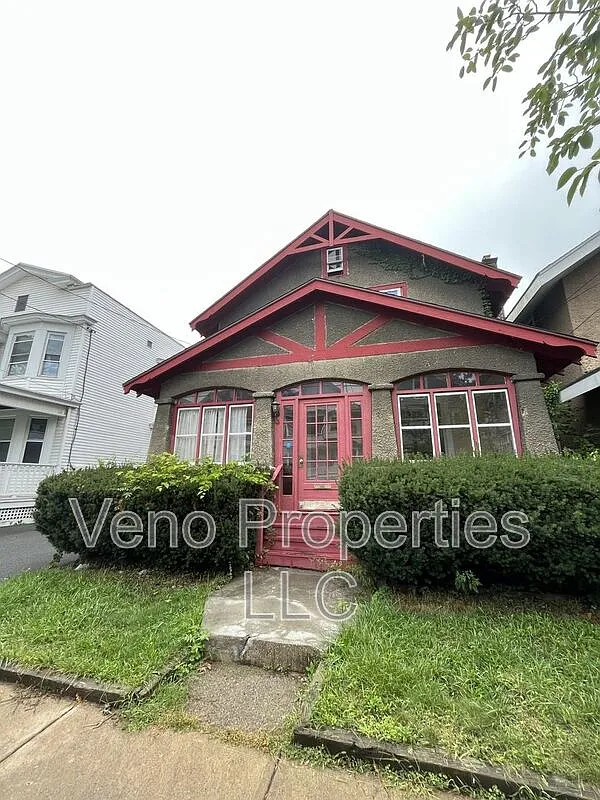 4 bed, 1.5 bath, 1862 sqft, $2,400 — Photo 1