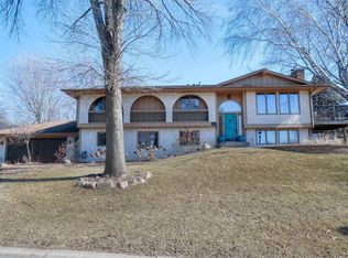 9240 Chesshire Ln N, Maple Grove, MN 55369