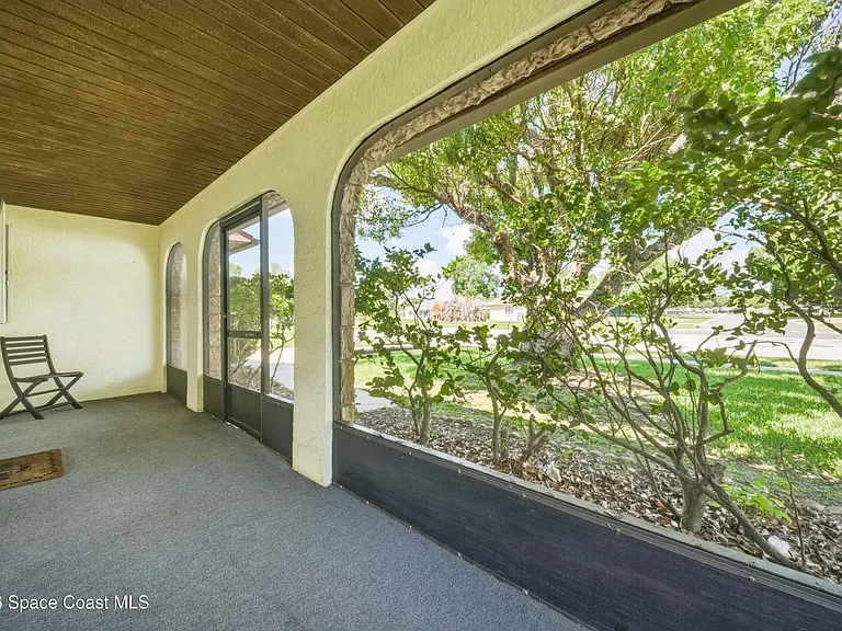 2224 Westminster Dr — Photo 2