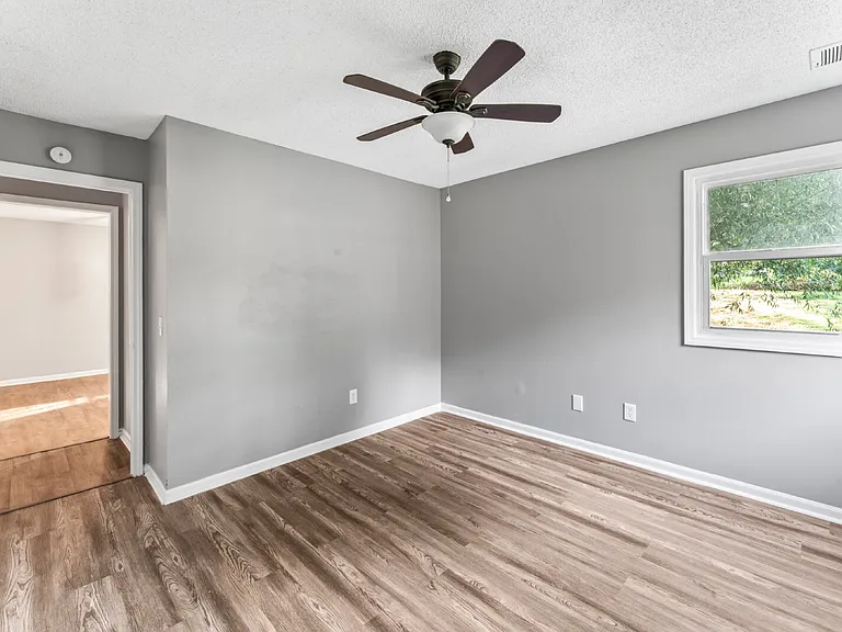 1322 N Harvey Dr — Photo 14
