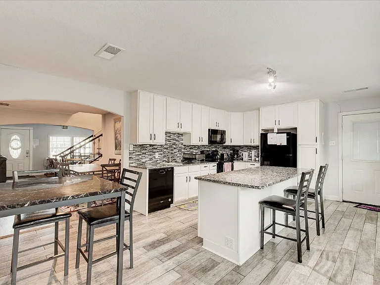 2801 W Biddison St — Photo 13
