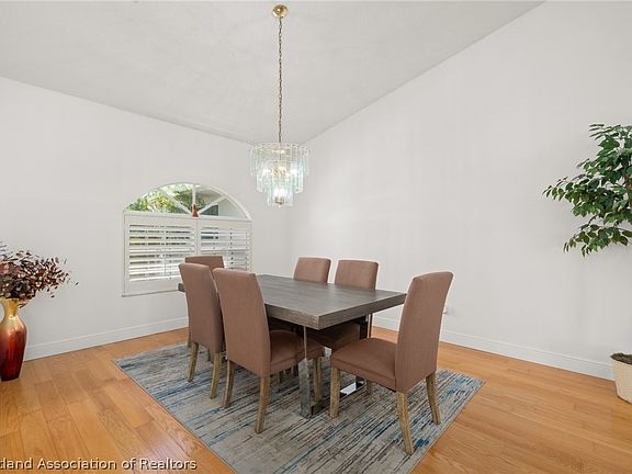 5th image of 104 Lakefront Ct NE