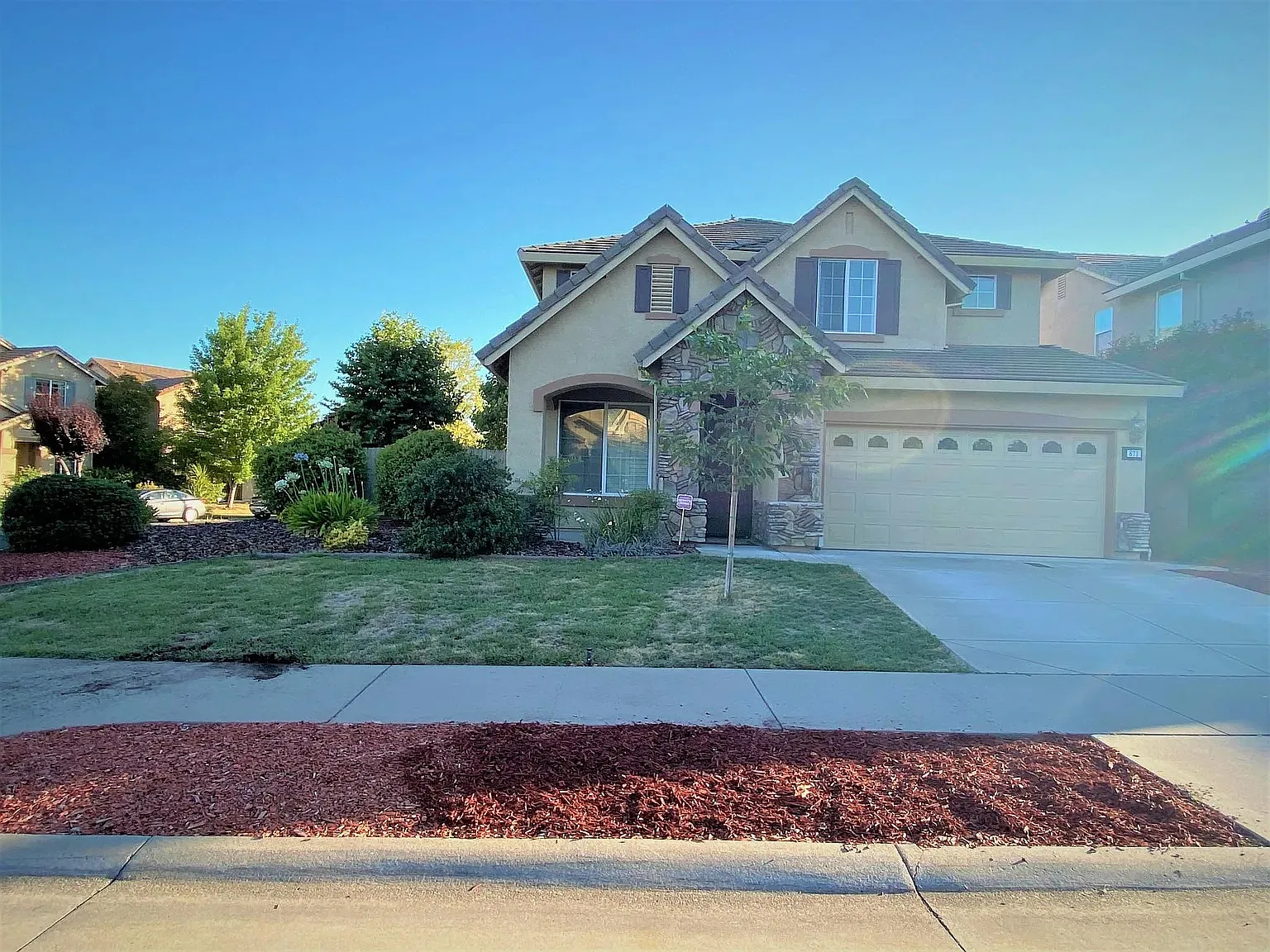 5 bed, 2561 sqft, $3,700 — Photo 2