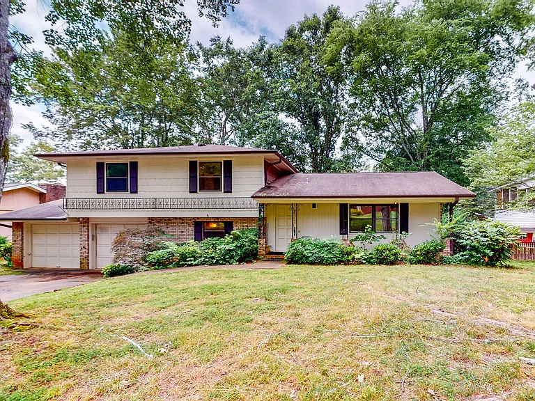 916 Huntington Cir — Photo 1