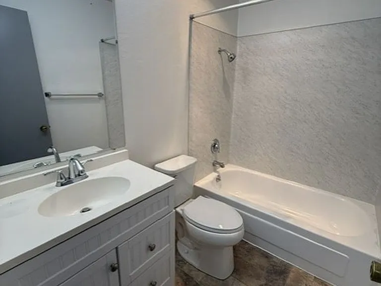 2512 Bayview Apartments — Photo 9