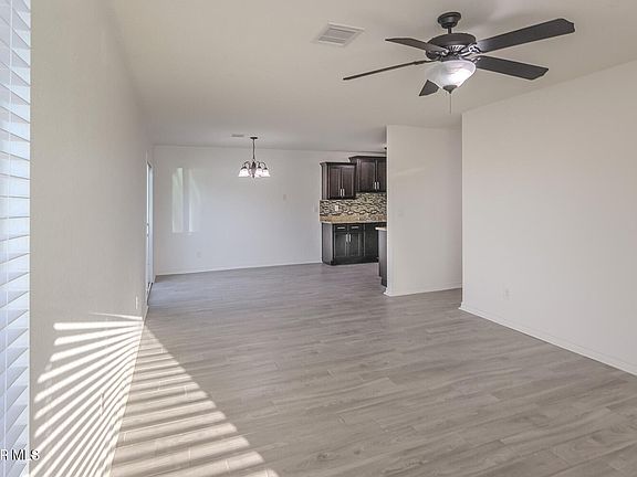 4th image of 810 Villas Del Sol Rd