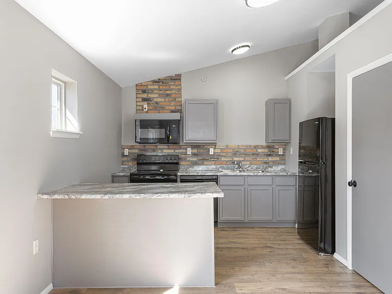 710 W Walnut St — Photo 11