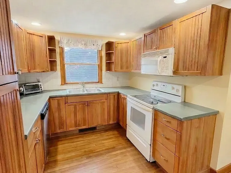 136 Oak St — Photo 6
