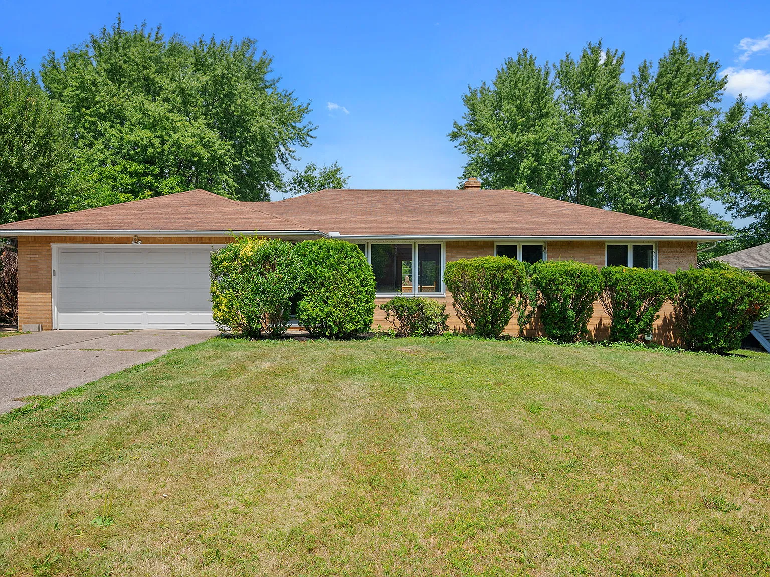 4 bed, 1.5 bath, 1976 sqft, $2,450 — Photo 1