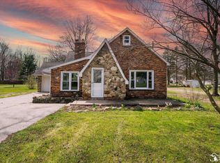 8303 Summerfield Rd, Lambertville, MI 48144