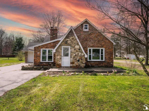 8303 Summerfield Rd, Lambertville, MI 48144