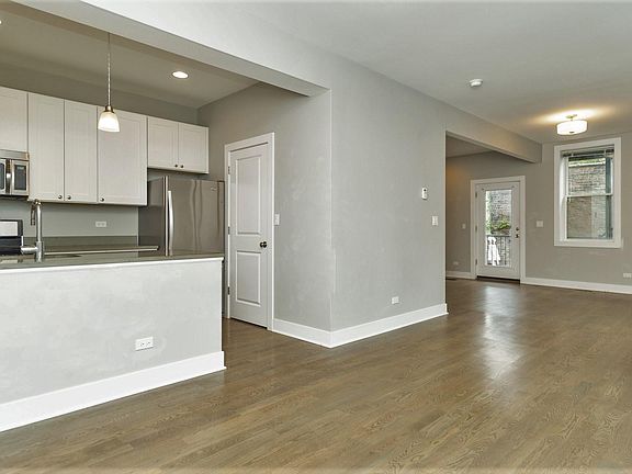 2nd image of 1013 N Marshfield Ave #1R