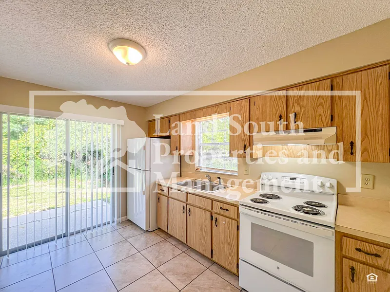 2 bed, 1.0 bath, 800 sqft, $1,295 — Photo 2