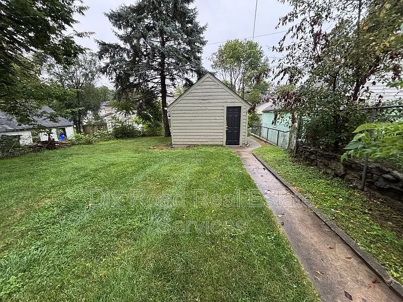 3 bed, 1.0 bath, 1055 sqft, $1,050 — Photo 4