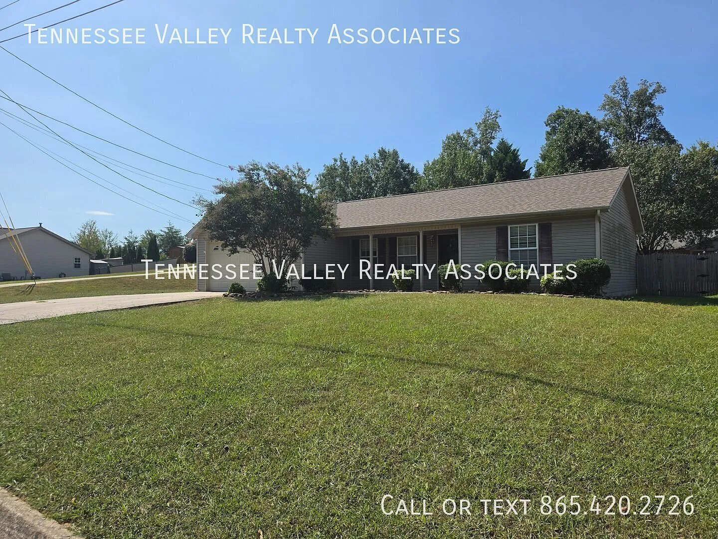 Available Now! Spacious 3 Bed/2 Bath Home With Garage And Fenced Yard! — Photo 2