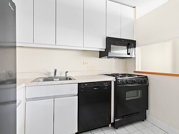 5th image of 127 E 30th St APT 15C