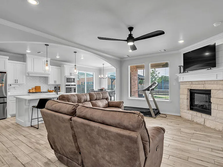 2726 Shirley Dr — Photo 6