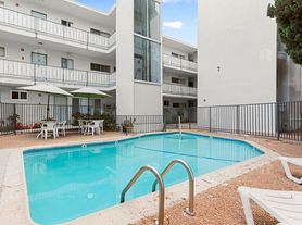 (Ellie:B) 5139 White Oak Avenue