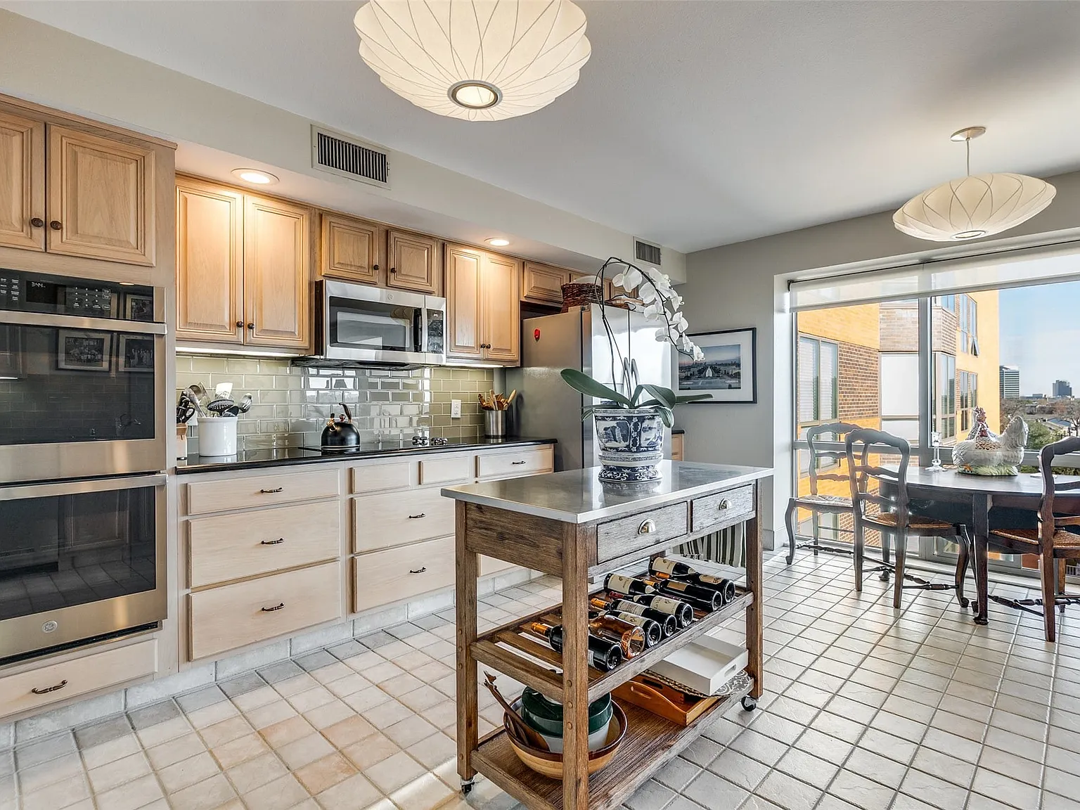 3 bed, 3.5 bath, 2569 sqft, $6,800 — Photo 4